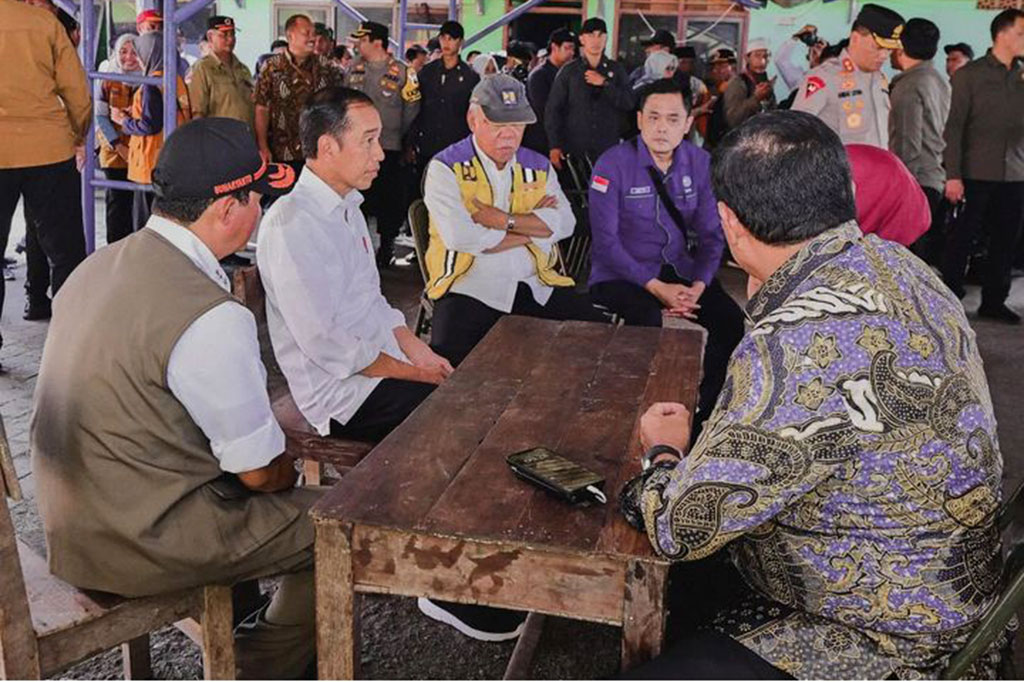 Selain menutup tanggul jebol, lanjut Presiden Jokowi, pemerintah melalui Tim Modifikasi Cuaca (TMC) berupaya menggeser kumpulan awan ke arah laut untuk mengurangi hujan di Kabupaten Demak dan sekitarnya.