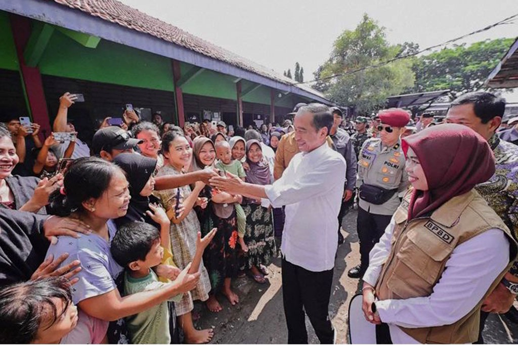 Presiden Joko Widodo mengunjungi posko pengungsian warga terdampak banjir di SMK Ganesa Demak, Kabupaten Demak, Provinsi Jawa Tengah, Jumat, 22 Maret 2024.