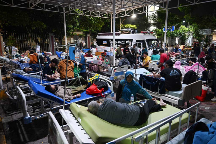 Pasien yang dirawat di Rumah Sakit Universiras Airlangga (Unair) Surabaya sempat dievakuasi keluar gedung, pascagempa susulan magnitudo 6,5 yang terjadi di 130 kilometer timur laut Kabupaten Tuban, Jawa Timur, Jumat, 22 Maret 2024.