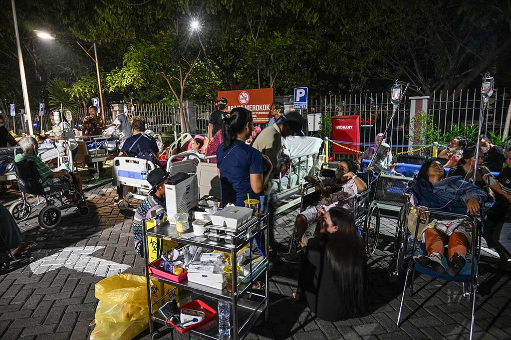 Di area parkir RS Unair sempat dipenuhi pasien yang didampingi keluarganya. Lokasinya tepat berada di depan lobi utama fasilitas kesehatan itu.