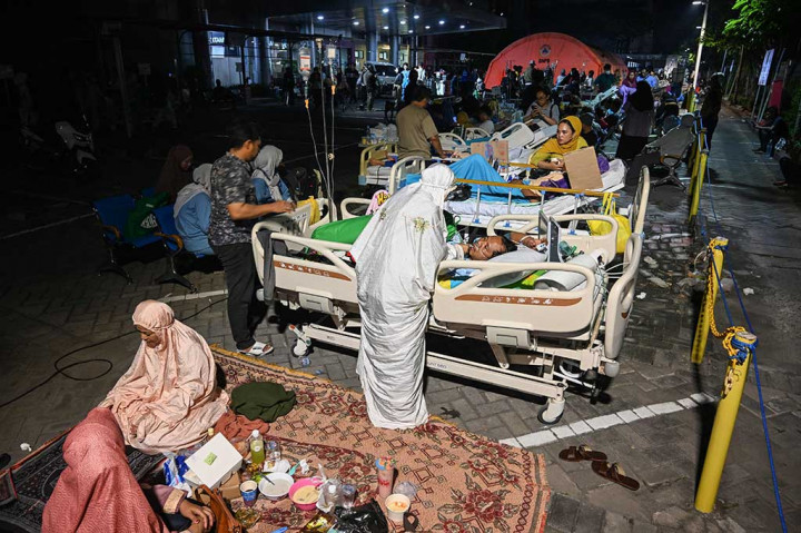 Pasien-pasien yang sedang menjalani perawatan itu seluruhnya ditempatkan di tempat tidur beserta selang infus yang terpasang di bagian tangan.