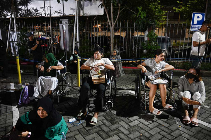 Setelah dirasakan aman, pasien-pasien tersebut dimasukkan kembali ke ruang perawatan. Ketua Pusat Komunikasi dan Informasi Publik Unair Martha Kurnia Kusumawardani di Surabaya, mengatakan pasien-pasien tersebut dimasukkan kembali ke ruang perawatan usai berkoordinasi dengan Badan Penanggulangan Bencana Daerah (BPBD) Surabaya.