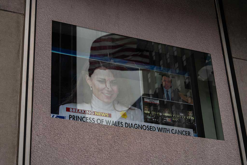 Sebuah layar menampilkan pengumuman bahwa Catherine, Putri Wales didiagnosa menderita kanker, di New York City, Jumat, 22 Maret 2024 waktu setempat.
