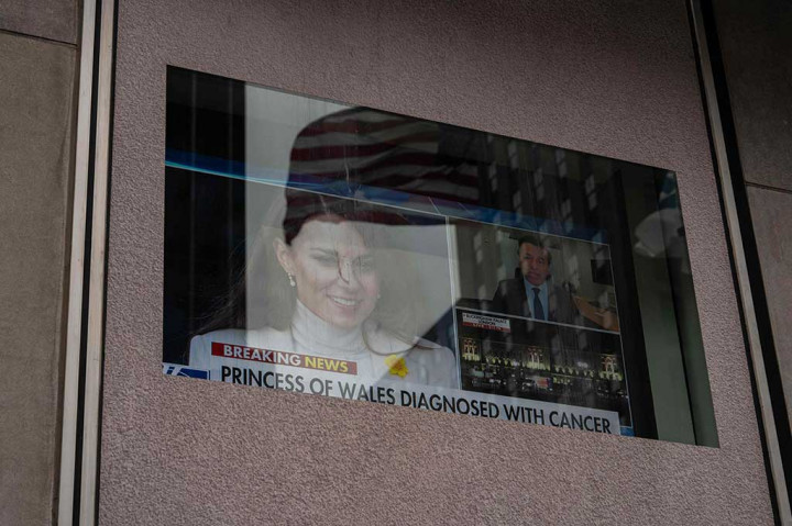 Sebuah layar menampilkan pengumuman bahwa Catherine, Putri Wales didiagnosa menderita kanker, di New York City, Jumat, 22 Maret 2024 waktu setempat.