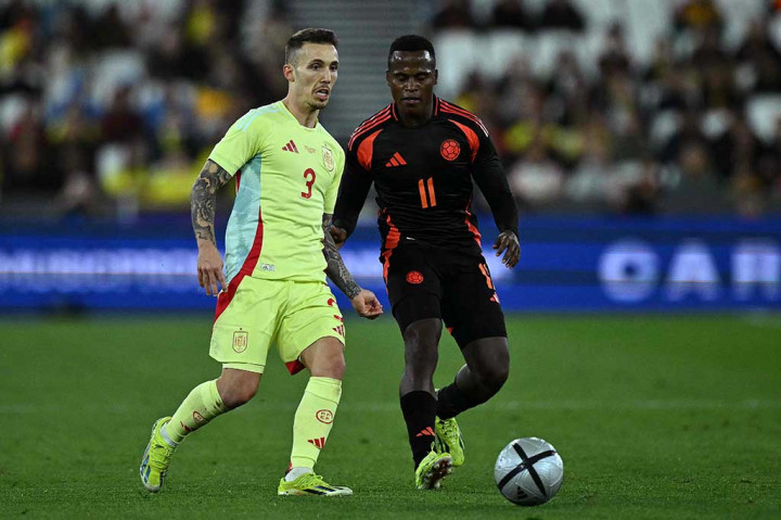 Spanyol bermain dominan namun kesulitan menciptakan peluang di depan gawang Kolombia. Serangan Tim Matador banyak dilakukan dari sisi sayap yang ditempati Alejandro Grimaldo di kiri dan Pedro Porro di kanan. Hingga turun minum, skor 0-0 bertahan.