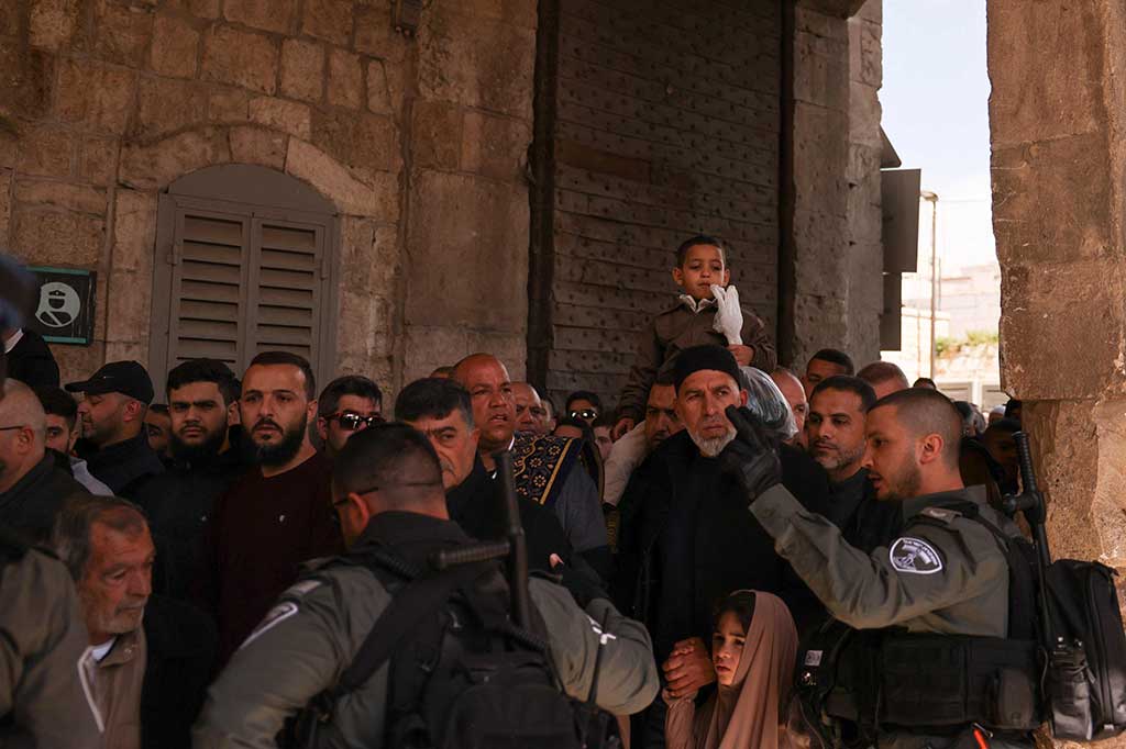 Jemaah Muslim berbondong-bondong ke kompleks Masjid Al-Aqsa Yerusalem untuk salat Jumat kedua Ramadan, di bawah kehadiran banyak polisi Israel, sebuah tanda ketegangan yang mengintai di kota suci tersebut.