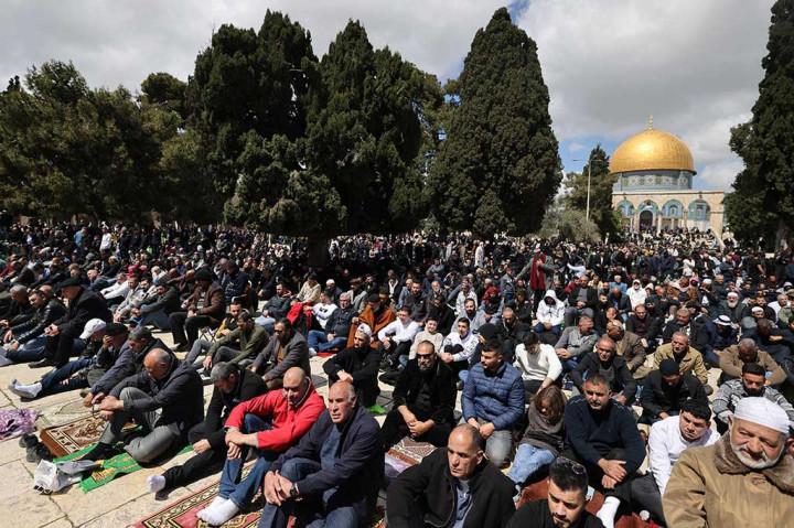 “Kami merasa beruntung berada di Al-Aqsa sementara ratusan ribu orang kehilangan akses ke sana,” kata Mustafa al-Sheikh, seorang warga Palestina berusia 62 tahun yang melakukan perjalanan bersama istrinya dari Anata, sebuah kota dekat Yerusalem di wilayah pendudukan Tepi Barat.