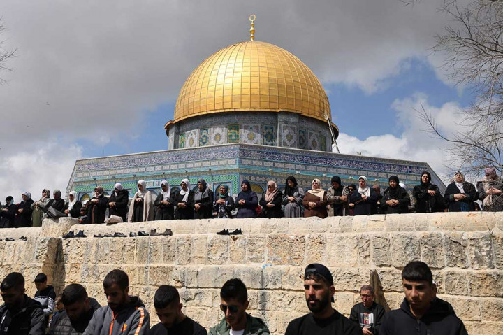 “Salatnya berjalan lancar dan damai,” kata Azzam al-Khatib, ketua dewan urusan Islam Wakaf, kepada AFP.