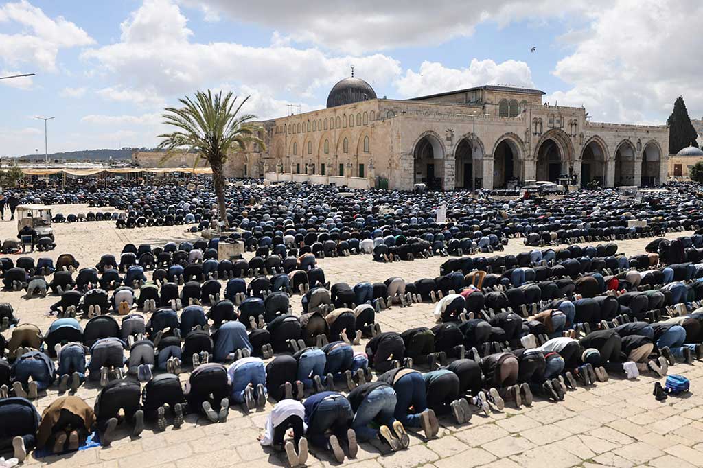 Dalam beberapa tahun terakhir, kekerasan berkobar di sekitar Al-Aqsa selama puasa Ramadan, dan warga Palestina menuduh Israel semakin membatasi akses ke situs tersebut.
