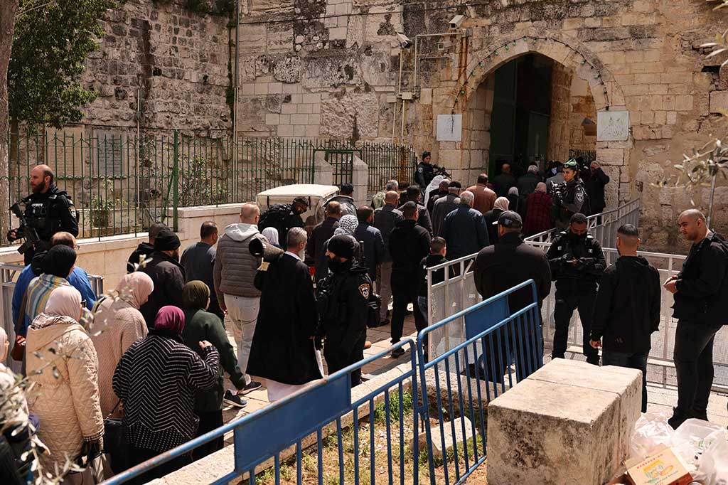 Ribuan petugas polisi dikerahkan ke daerah sekitar kompleks tersebut pada Jumat, 22 Maret 2024, beberapa di antaranya bersenjata lengkap, sebagian untuk menegakkan pembatasan usia yang diberlakukan pada warga Palestina di Tepi Barat.