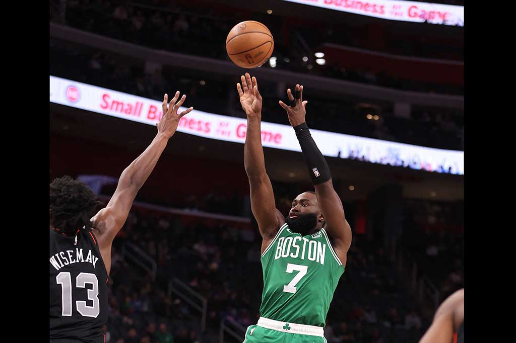 Dalam lanjutan pertandingan NBA yang berlangsung di Little Caesars Arena, Detroits, Sabtu, 23 Maret 2024 pagi WIB, Boston Celtics mencuri kemenangan dari tuan rumah Detroit Pistons dengan skor 129-102.