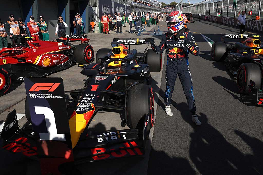 Pembalap Red Bull Max Verstappen melakukan selebrasi setelah merebut pole Grand Prix Australia usai menjadi yang tercepat pada sesi kualifikasi di Sirkuit Albert Park, Melbourne, Sabtu, 23 Maret 2024.