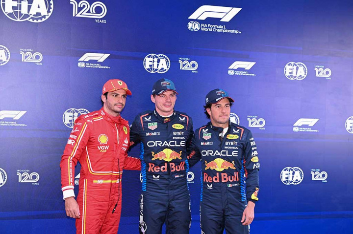 Tepat di belakangnya adalah pembalap Ferrari Carlos Sainz yang kembali pascaoperasi radang usus buntu dua pekan lalu dengan margin 0,270 saja dari sang juara bertahan.