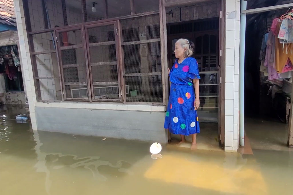 Seperti yang dialami oleh nenek Karti, 72, Warga Desa Doropayung, Kecamatan Juwana, Pati. Ia hanya bisa pasrah menghadapi bencana banjir tahun ini.