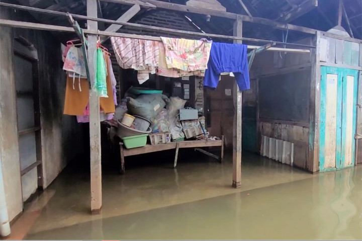 Tinggal di rumahnya yang berukuran 5x7, Karti, nenek sebatangkara tersebut hanya bisa pasrah sejak banjir merendam rumahnya sehari sebelum puasa.