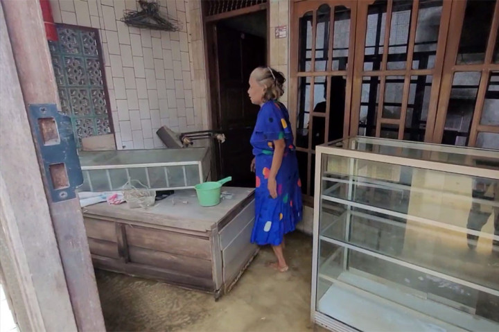 Pasalnya, tidak ada barang barang lagi yang bisa diselamatkan, bahkan warung satu satunya miliknya terpaksa tutup untuk selamanya, setelah jualannya terendam banjir setiap tahunnya. Karti berharap banjir segera surut, dan ia bisa beraktifitas kembali sebagai pencari barang rongsokan.