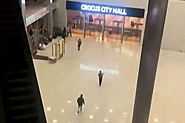 Gambar yang diambil dari rekaman yang diperoleh TV AFP menunjukkan orang-orang bersenjata tak dikenal bergerak menuju pintu Crocus City Hall di Krasnogorsk, di luar Moskow, pada Jumat lama.