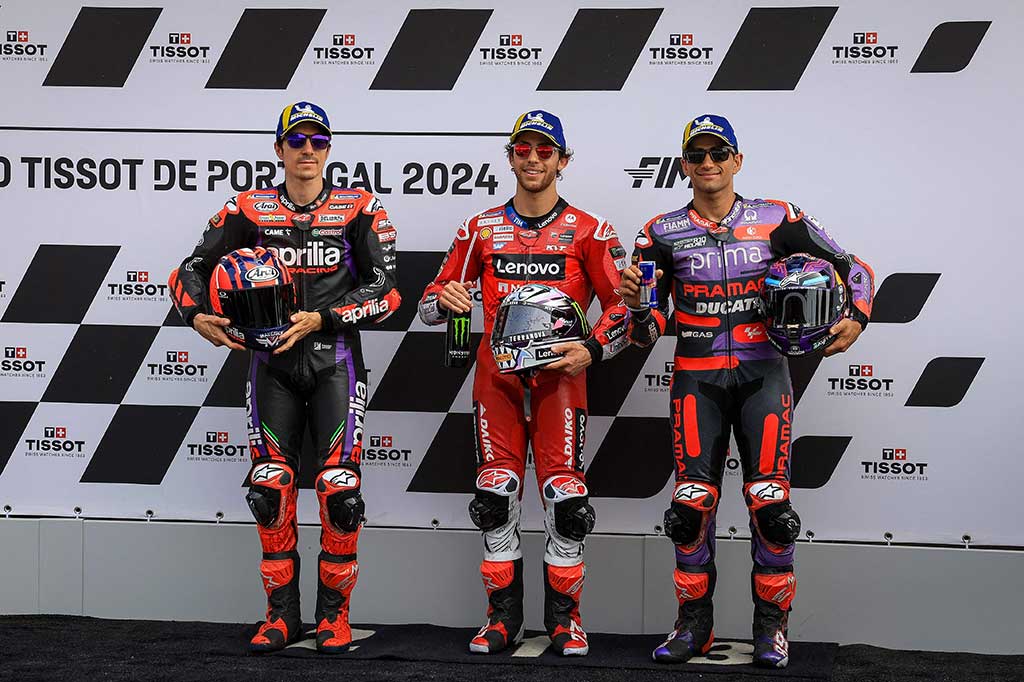 Pembalap berusia 26 tahun itu mencatat waktu 1 menit 37,706 detik di sirkuit Portimao untuk finis 0,082 detik di depan Maverick Vinales dari Aprilia, sementara rekannya dari Spanyol Jorge Martin berada di urutan ketiga dengan selisih waktu 0,106 detik.