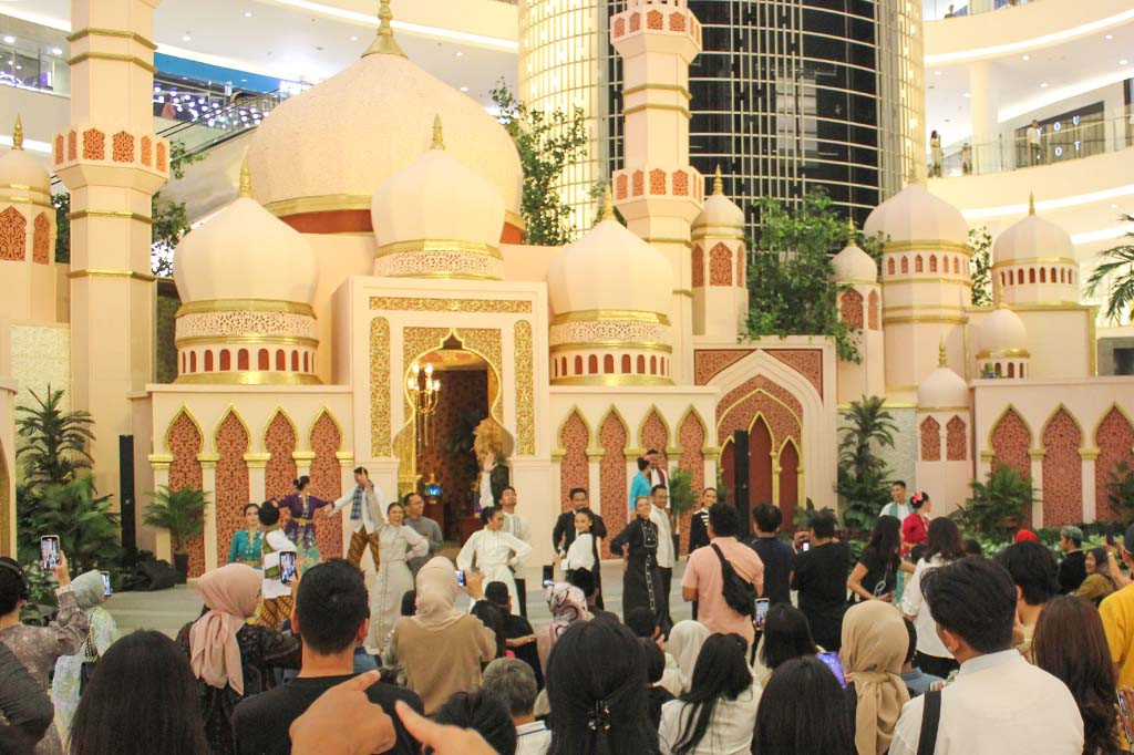 Pergelaran seni & budaya ini akan dibawakan oleh Abang & None Jakarta dari berbagai wilayah dan angkatan di bawah bimbingan Teater Abnon, yang digagas oleh Maudy Koesnaedi.  