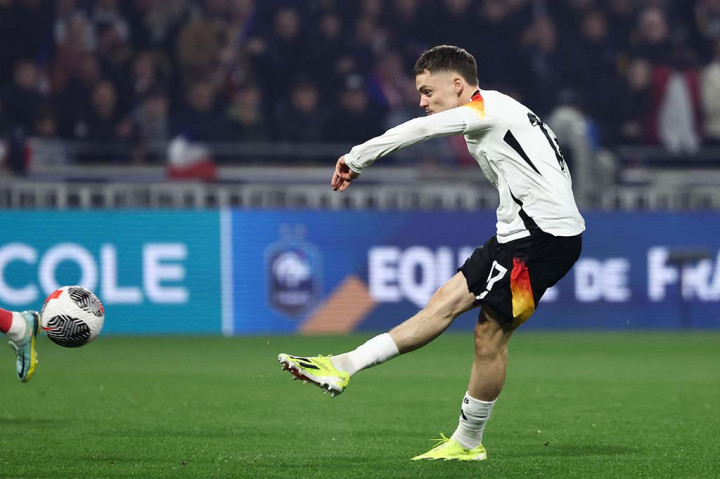 Tim tamu mengejutkan Prancis ketika bisa mencetak gol saat laga baru berjalan tujuh detik. Florian Wirtz melepas sepakan dari luar kotak penalti yang menjebol pojok kanan gawang Prancis. Skor menjadi 1-0.