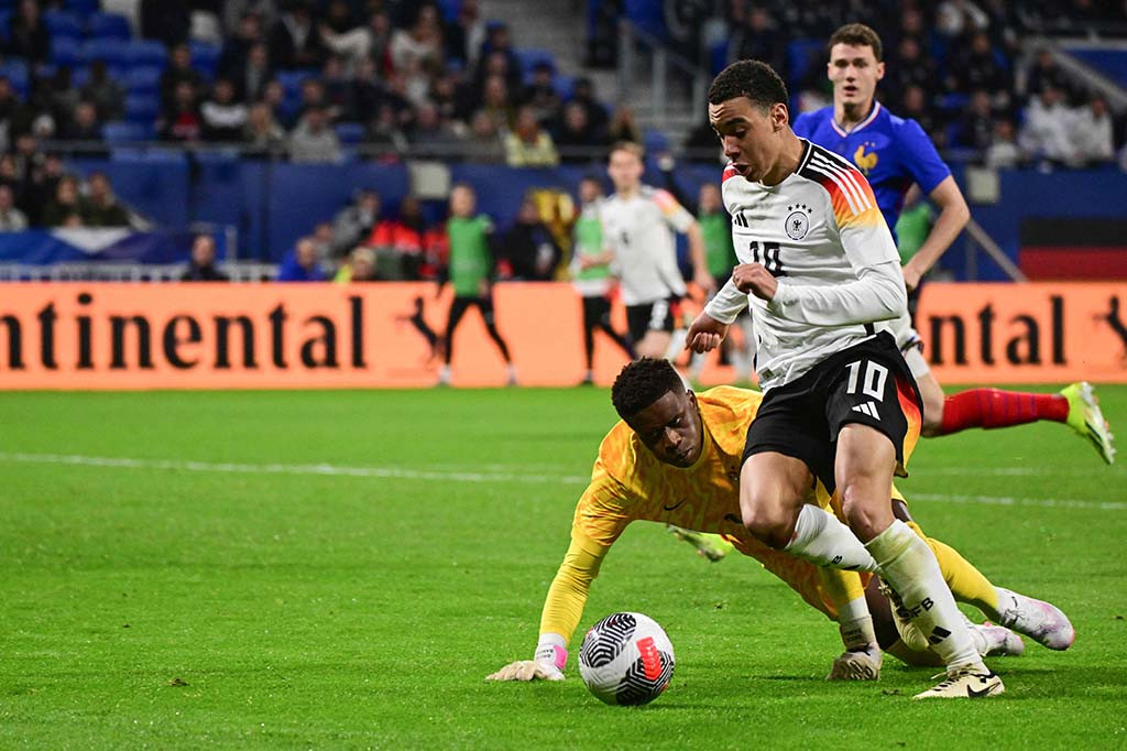 Secara statistik, Prancis sebenarnya mendominasi penguasa bola, tetapi mereka kesulitan membongkar pertahanan Jerman. Skor 1-0 untuk keunggulan Jerman bertahan hingga turun minum.