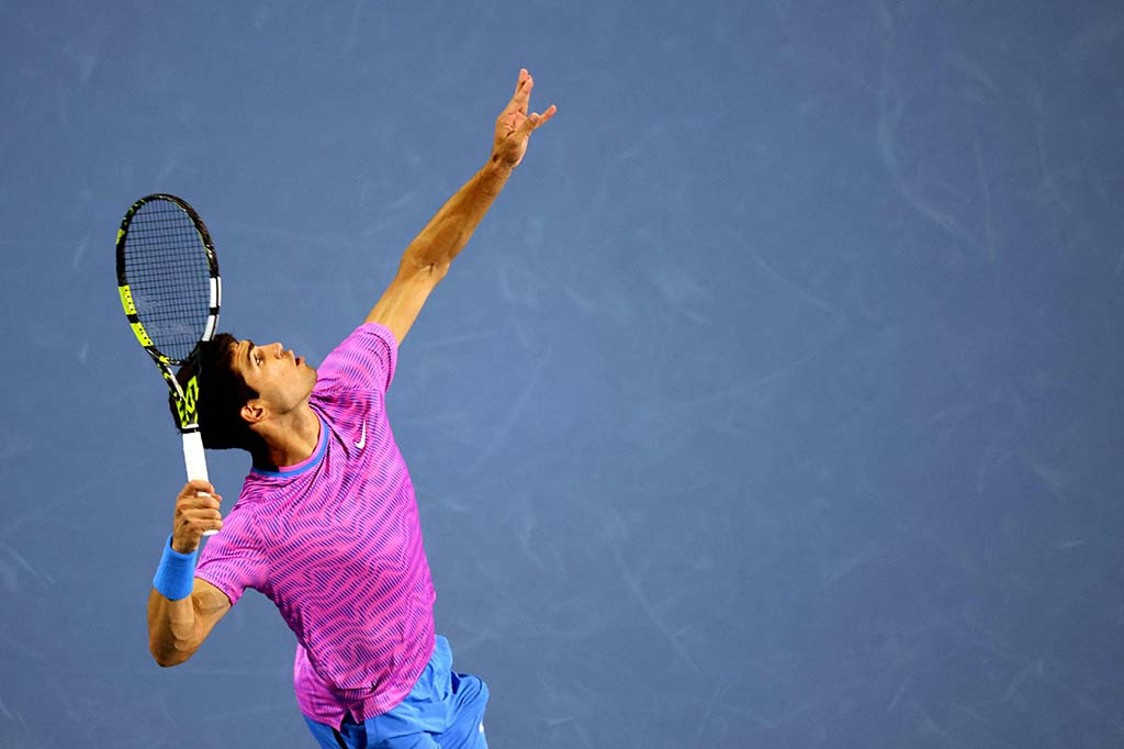 Unggulan teratas Alcaraz memanjakan para pendukungnya di Miami Open, Sabtu malam waktu setempat atau Minggu, 24 Maret 2024 WIB, menyingkirkan rekan senegaranya asal Spanyol Roberto Carballes Baena 6-2, 6-1 untuk mencapai babak ketiga.