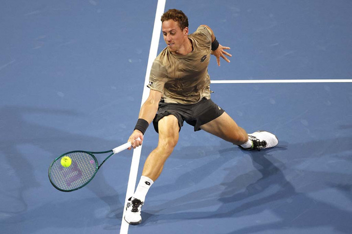 Para penggemar, yang harus menanti pertandingan setelah mengalami penundaan karena hujan pada hari sebelumnya, merasa senang dengan perpaduan kekuatan dan kemahiran juara lima kali ATP Masters 1000 itu.