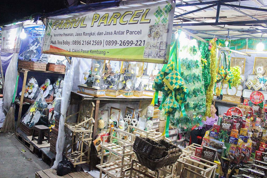 Fahmi juga menjelaskan, proses pembelian yang dilakukan juga beragam. Ada yang datang langsung membawa pulang parcel, ada juga yang memesan dengan jasa antar barang ke alamat pembeli.