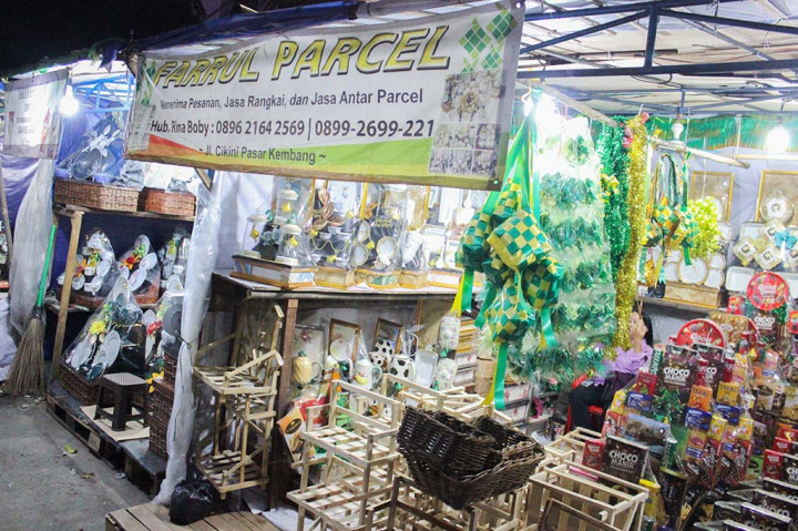 Fahmi juga menjelaskan, proses pembelian yang dilakukan juga beragam. Ada yang datang langsung membawa pulang parcel, ada juga yang memesan dengan jasa antar barang ke alamat pembeli.