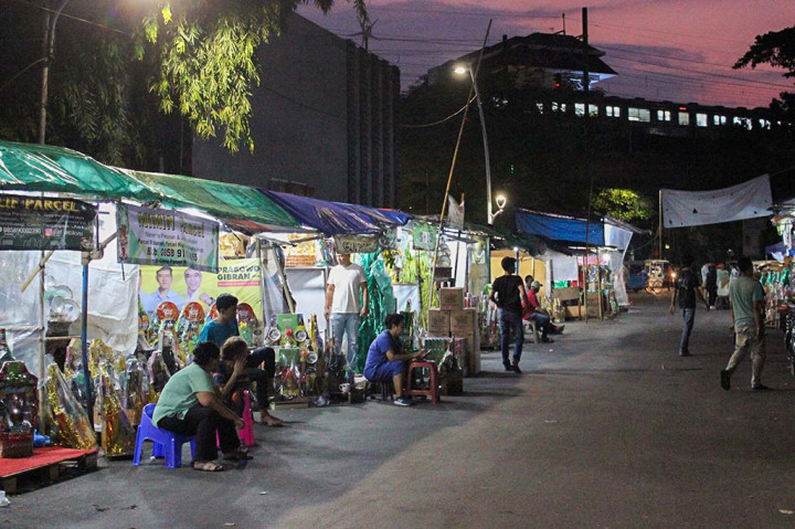 Jelang Hari Raya Idul Fitri 1445 Hijiriah, pedagang parcel musiman di Pasar Kembang Cikini Pegangsaan, Jakarta Pusat, mulai ramai didatangi konsumen.