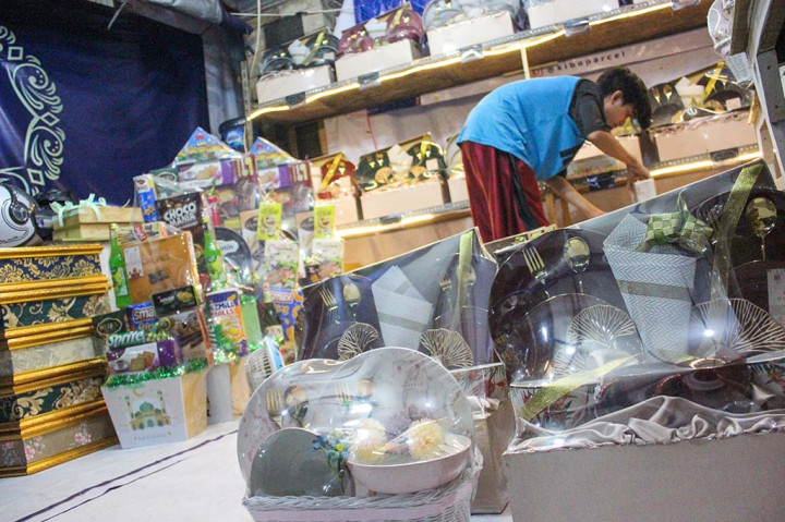 Salah satu pedagang parcel, Fahmi, mengaku omset dagangannya meningkat di tahun 2022 hingga 2023.