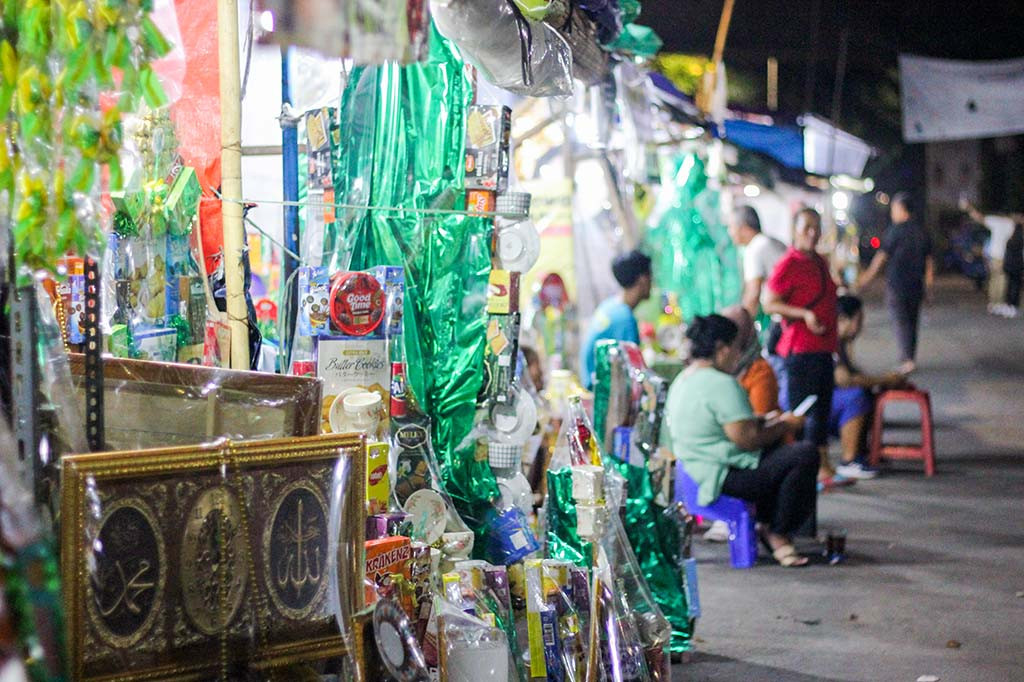 Pantauan Medcom.id, di Pasar Kembang Cikini, Sabtu, 23 Maret 2024, para pedagang tengah bersiap melayani para pengunjung yang datang di tenda dagangan mereka masing-masing. Beragam parcel yang dijual di antaranya mulai dari makanan hingga barang pecah belah seperti piring.