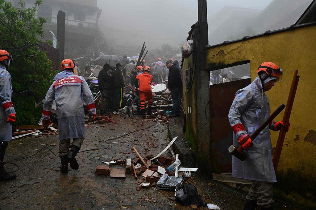 Badai dahsyat telah merenggut lebih dari 10 nyawa di Brasil tenggara, sebagian besar di daerah pegunungan di negara bagian Rio de Janeiro, di mana pihak berwenang pada hari Sabtu, 23 Maret 2024 mengerahkan tim penyelamat untuk menangani situasi 'kritis'.