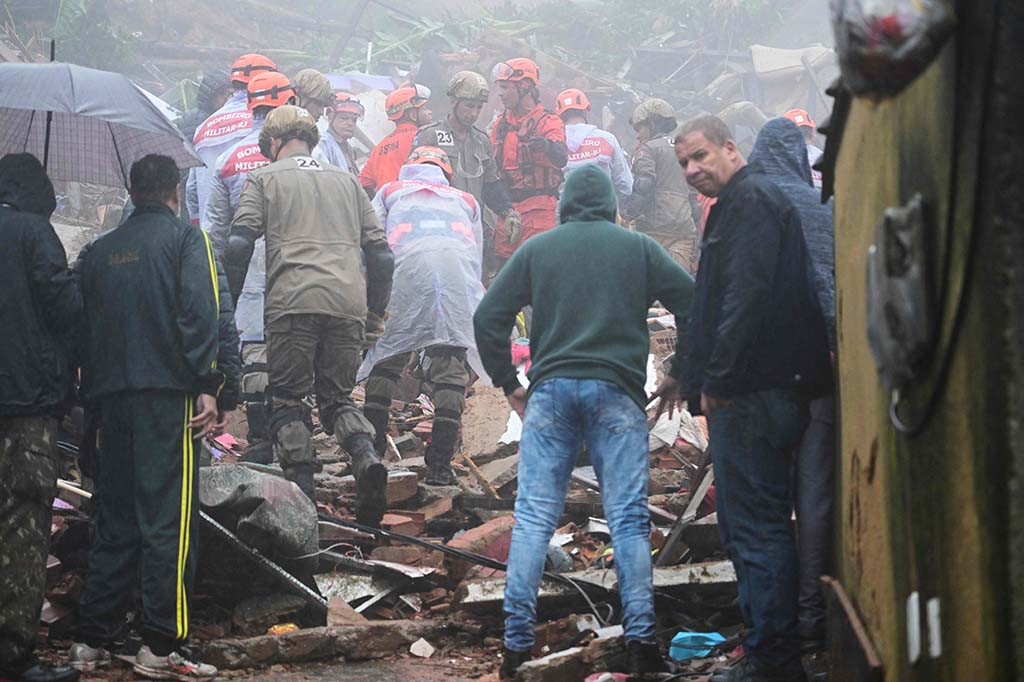 Badai tersebut menyebabkan sebuah rumah runtuh di kota Petropolis, 70 kilometer (45 mil) ke daratan dari ibu kota, menewaskan empat orang, kata pemerintah negara bagian Rio.