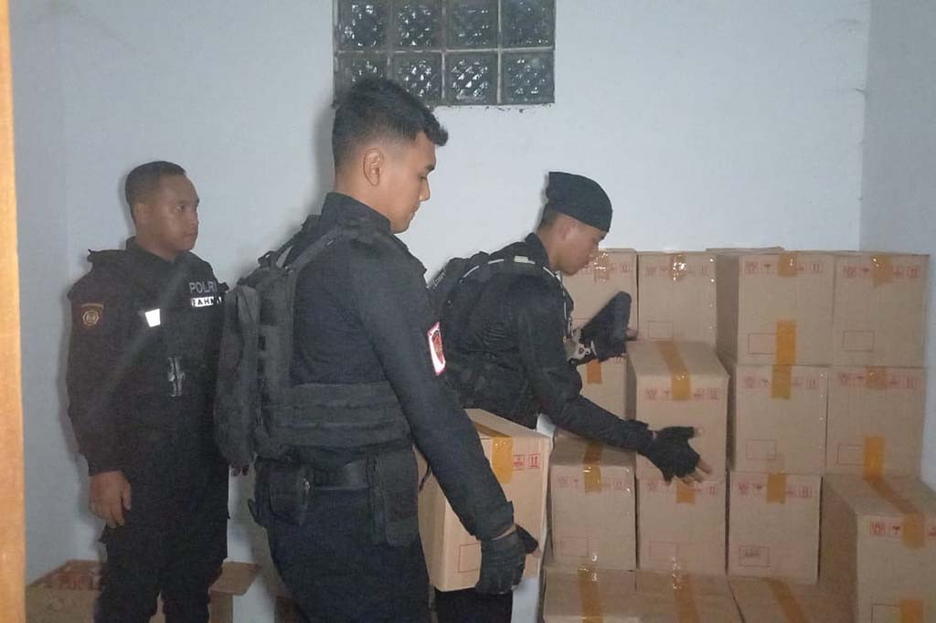 Kepala Satuan (Kasat) Samapta Polres Tasikmalaya Kota, AKP Hartono mengatakan, razia yang dilakukan anggotanya bersama Tim Maung Galunggung berhasil menggerebek sebuah rumah mewah yang dijadikan sebagai gudang penyimpanan minuman keras (Miras) berbagai merk. Pengungkapan peredaran miras, berkat informasi masyarakat hingga dilakukan penyelidikan dalam rangka Operasi Pekat Lodaya 2024.