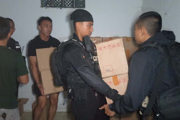 Anggota Satuan Samapta bersama Tim Maung Galunggung Polres Tasikmalaya Kota gerebek rumah mewah yang dijadikan sebagai gudang penyimpanan minuman keras (Miras) berada di Kampung Rancabungur, Kelurahan, Kecamatan Bungursari, Kota Tasikmalaya, Sabtu (23/3) sekitar pukul 02.00 WIB dini hari. Polisi berhasil mendobrak pintu gudang rumah mewah hingga menyita miras berjumlah 1.008 botol.
