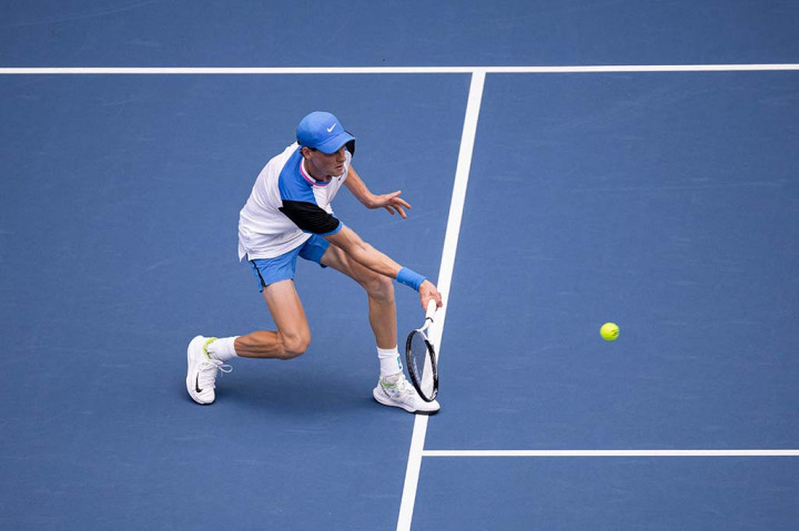 Petenis peringkat tiga dunia, Sinner, tidak mengalami kesulitan dalam melakukan servis pada set pertama. Dari situ, tercipta break lainnya pada gim kelima set kedua yang terbukti cukup untuk memastikan kemenangan.