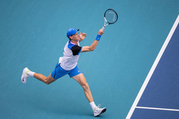 Pertandingan ditangguhkan pada hari sebelumnya dengan Vavassori melakukan servis pada kedudukan 2-3, 40/40, dan Sinner segera mengambil tindakan setelah pertandingan dimulai kembali dengan melakukan break untuk memimpin 4-2.