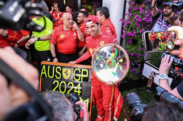 Sementara itu, dua pemenang seri sebelumnya Max Verstappen gagal untuk menyelesaikan balapan karena terdapat masalah pada remnya.