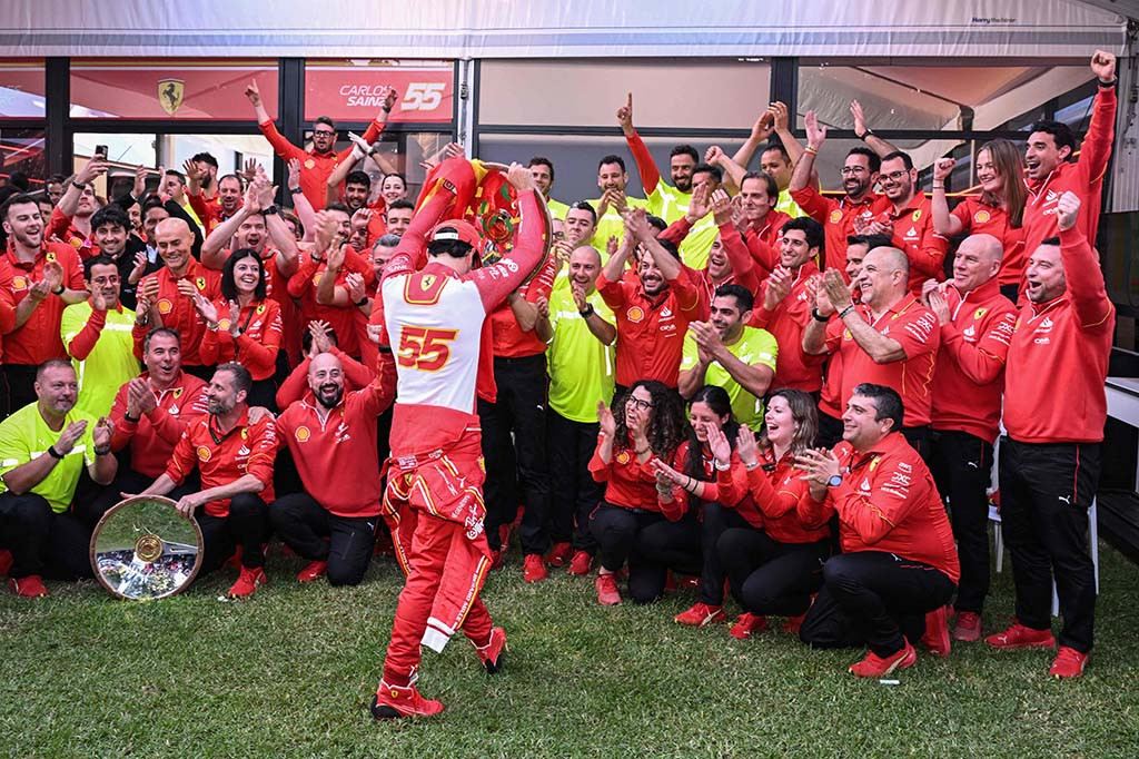 Sainz mencatatkan waktu 1:20:26,863 untuk merampungkan 58 putaran, berselisih 2,366 detim dengan Leclerc dan 5,904 detik dari Norris.