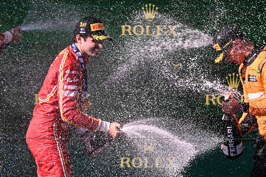 Tim Ferrari menunjukkan dominasinya pada seri GP Australia di sirkuit Melbourne Grand Prix, Minggu, 24 Maret 2024, dengan menempatkan dua pembalapnya yaitu Carlos Sainz Jr dan Charles Leclerc di podium.