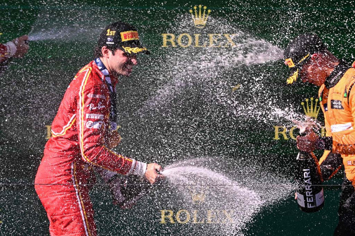 Tim Ferrari menunjukkan dominasinya pada seri GP Australia di sirkuit Melbourne Grand Prix, Minggu, 24 Maret 2024, dengan menempatkan dua pembalapnya yaitu Carlos Sainz Jr dan Charles Leclerc di podium.