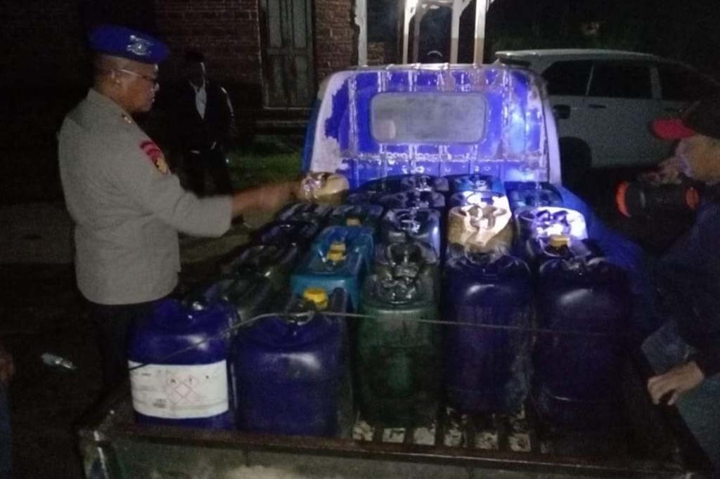 Kepolisian Resor (Polres) Pati, Jawa Tengah membongkar penimbun dan penyalahgunaan bahan bahan minyak (BBM) bersubsidi, cukup mengejutkan bos usaha kegiatan ilegal ditemukan dengan caranf bukti cukup besar merupakan remaja usia 18 tahun.