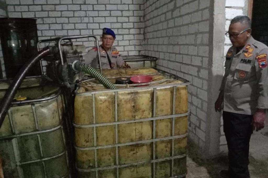 Pemantauan Media Indonesia Minggu, 24 Maret 2024 petugas Satuan Polisi Air dan Udara (Polairud) Polres Pati berhasil membongkar kegiatan penimbunan dan penyalahgunaan BBM bersubsidi jenis solar, ratusan liter barang bukti berhasil diamankan dan tiga tersangka dibekuk petugas dan kini masih menjalani pemeriksaan.