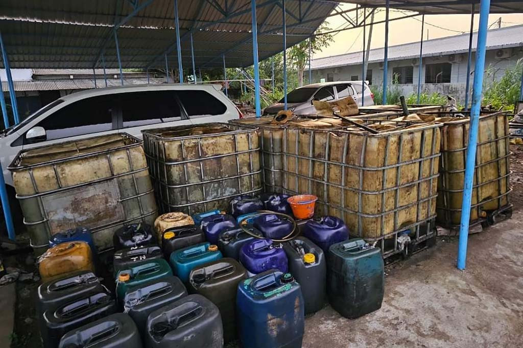Cukup mengejutkan, tersangka sekaligus bos kegiatan penimbunan dan penyalahgunaan BBM ilegal tersebut adalah seorang remaja berusia 18 tahun AS dan dua pegawainya yakni MI,30, sopir dan AR,24, kernet kendaraan pickup yang dipergunakan untuk transportasi mengangkut BBM bersubsidi dari SPBU ke tempat penampungan.