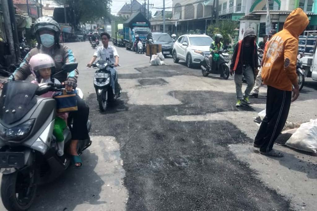 Pemkab Sidoarjo melakukan percepatan perbaikan jalan rusak atau berlubang pada pekan ke tiga Maret 2024 ini. Dinas Pekerjaan Umum Bina Marga dan Sumber Daya Air Pemkab Sidoarjo telah menginventarisir terdapat 39 titik ruas jalan rusak dan berlubang masuk dalam prioritas perbaikan. Titik kerusakan jalan tersebut tersebar di 15 kecamatan.