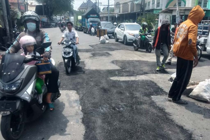 Pemkab Sidoarjo melakukan percepatan perbaikan jalan rusak atau berlubang pada pekan ke tiga Maret 2024 ini. Dinas Pekerjaan Umum Bina Marga dan Sumber Daya Air Pemkab Sidoarjo telah menginventarisir terdapat 39 titik ruas jalan rusak dan berlubang masuk dalam prioritas perbaikan. Titik kerusakan jalan tersebut tersebar di 15 kecamatan.