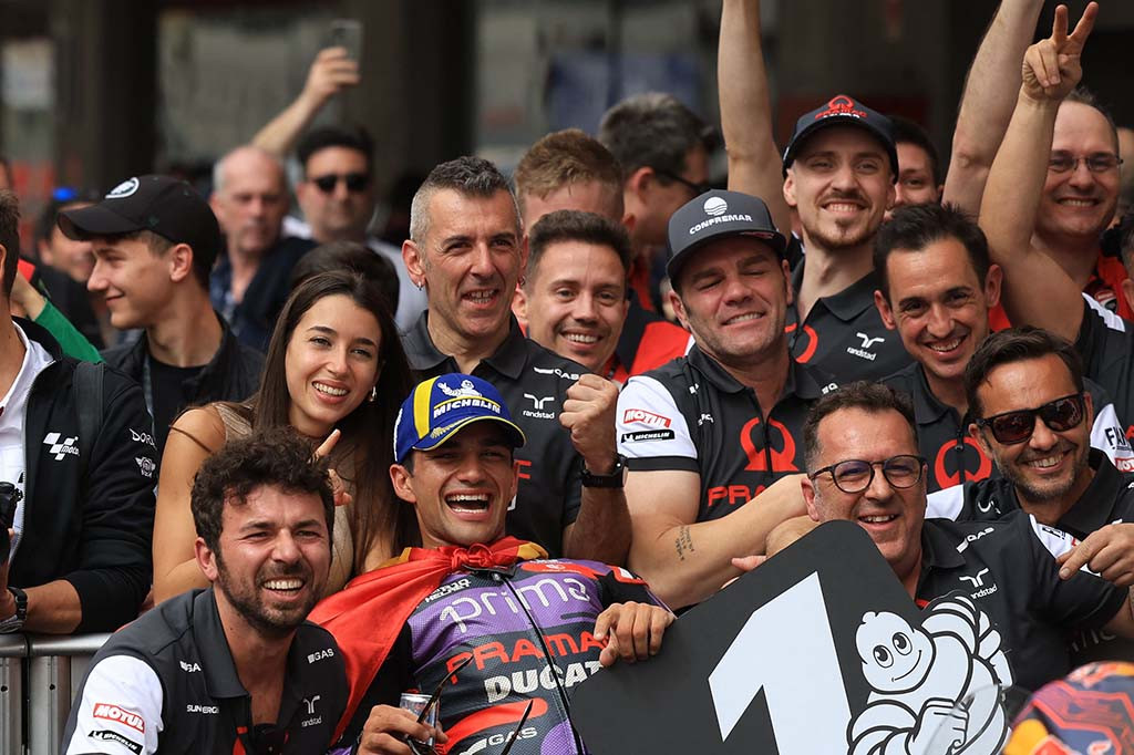 Martin, runner-up Bagnaia pada kejuaraan musim lalu, mengalami kecelakaan mengerikan di Portimao pada tahun 2021 sehingga ia memerlukan beberapa operasi untuk pulih.