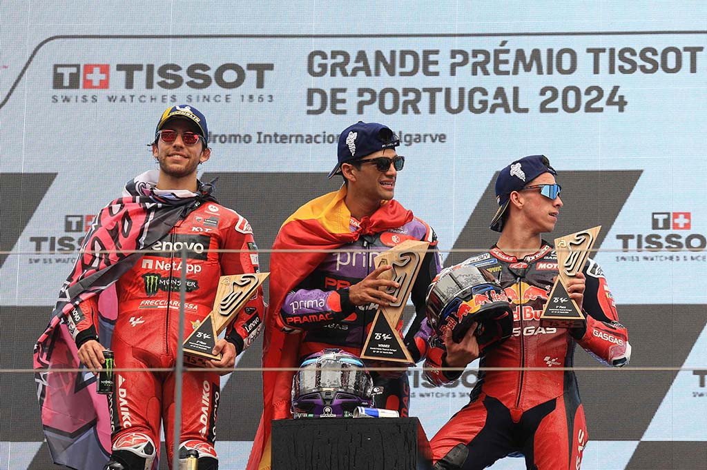 Martin mengambil posisi teratas dalam klasemen juara Francesco Bagnaia yang tersingkir setelah bertabrakan dengan Marc Marquez di tahap akhir yang liar.