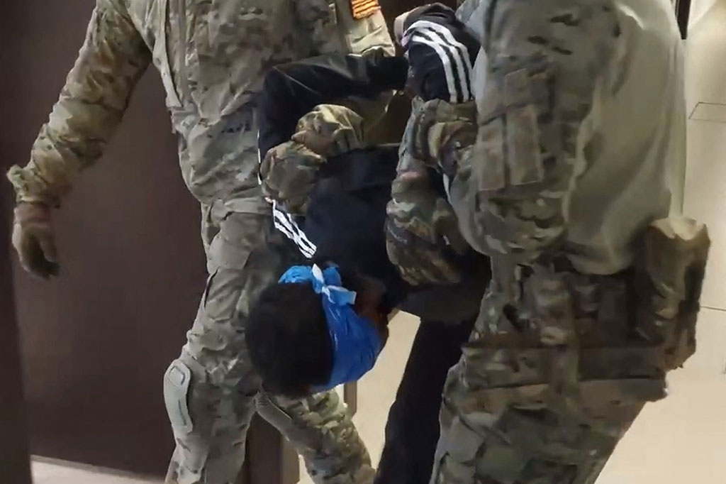 Kantor berita TASS mengutip Pengadilan Distrik Basmanny Moskow yang mengatakan bahwa dua tersangka didakwa ikut serta dalam serangan teroris.